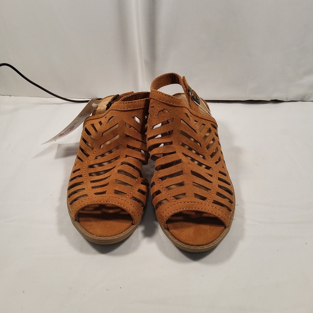 EUC CAT & JACK WOMEN'S SANDALS size 3